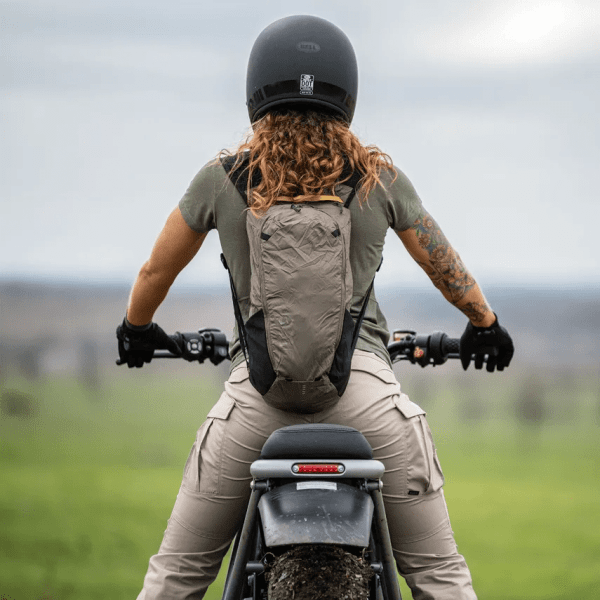 Zoom bild av 5.11 Tactical MOLLE Packable Ryggsäck 12L på motorcykel